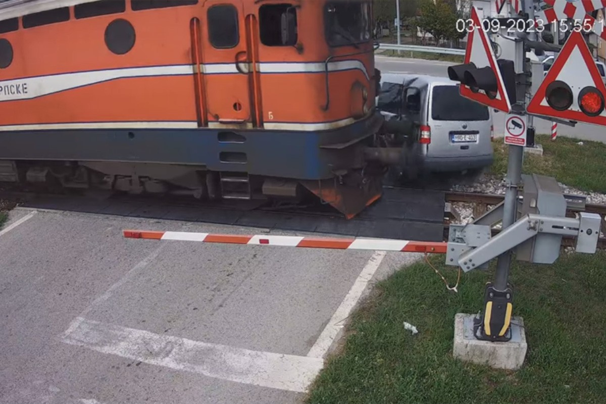 Prošla kroz znak stop pa zaglavila na šinama, voz udario u auto (VIDEO)