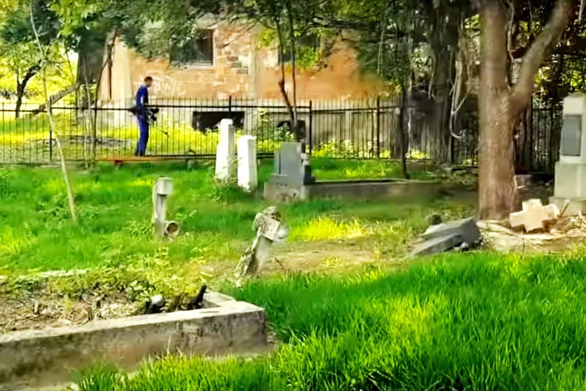 U Sarajevu srušeno osam spomenika na pravoslavnom groblju (FOTO)