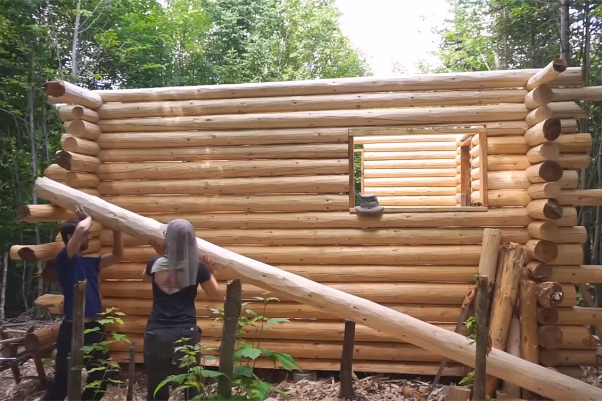 Sagradili kolibu koristeći samo testeru i sjekiru (VIDEO)