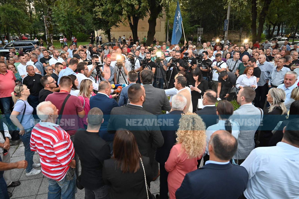 Završena "Skupština na otvorenom": "Ako sjednice ne bude, idemo u proteste širom RS" (VIDEO)