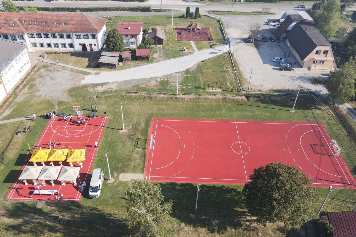 Zatler otvorio novoizgrađene sportske terene i dječije igralište u Tesliću