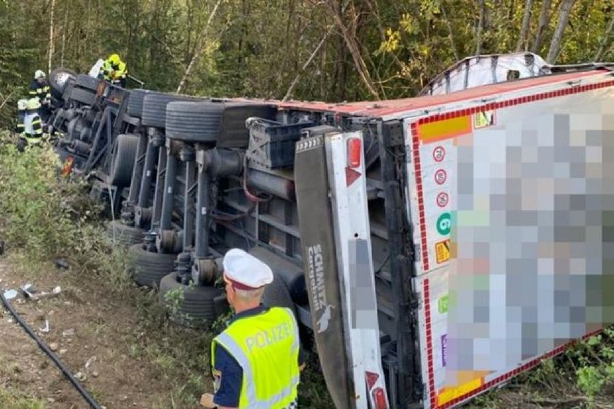 Teška saobraćajka u Austriji: Prevrnuo se kamion vozača iz BiH