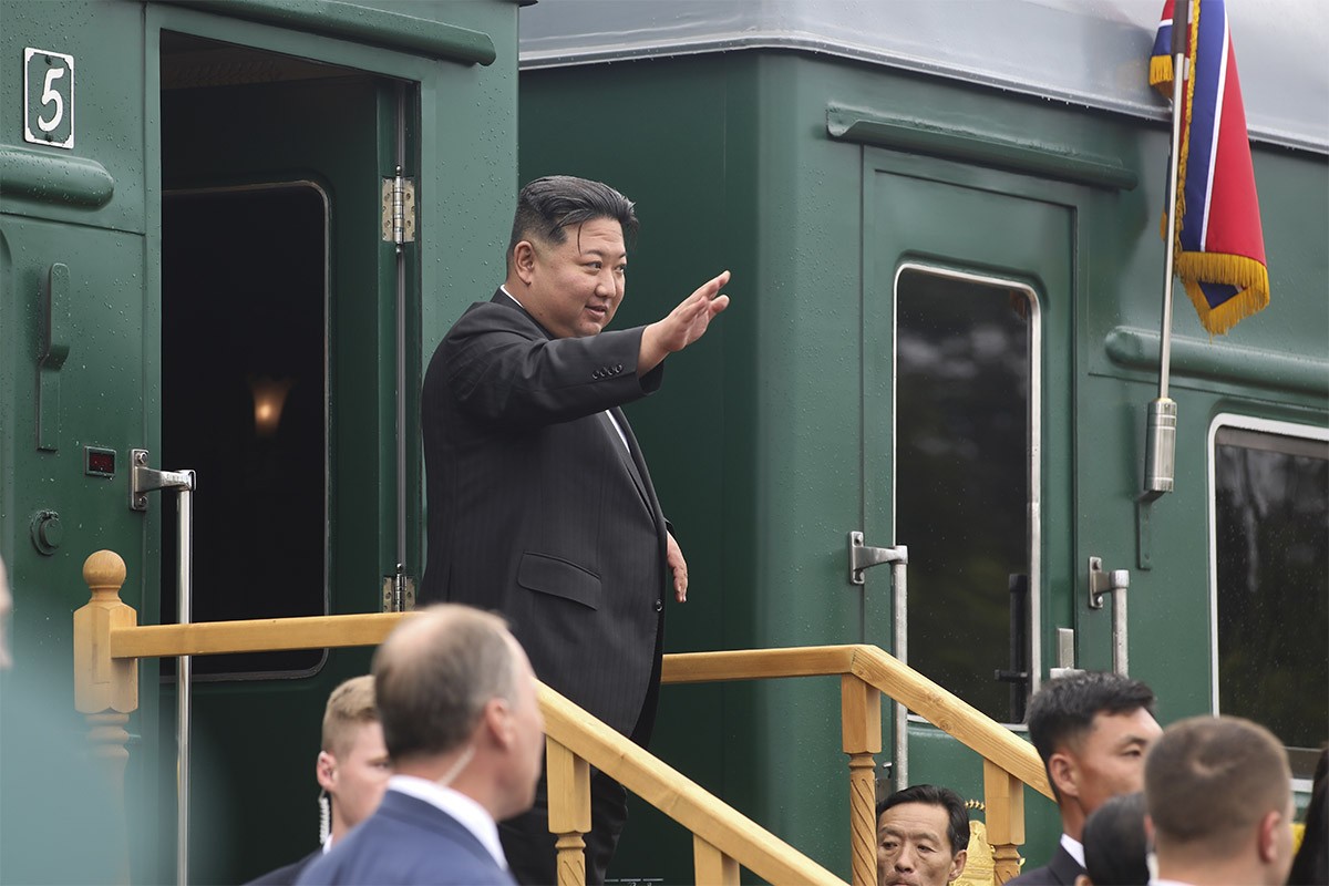 Kako uparkirati luksuznu limuzinu Kim Jong Una u vagon (VIDEO)