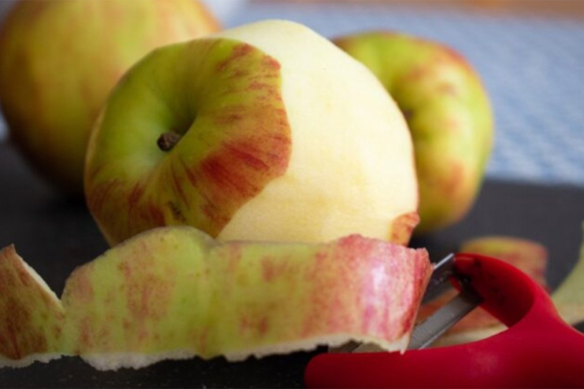 Zašto ne bismo trebali bacati koru od jabuke