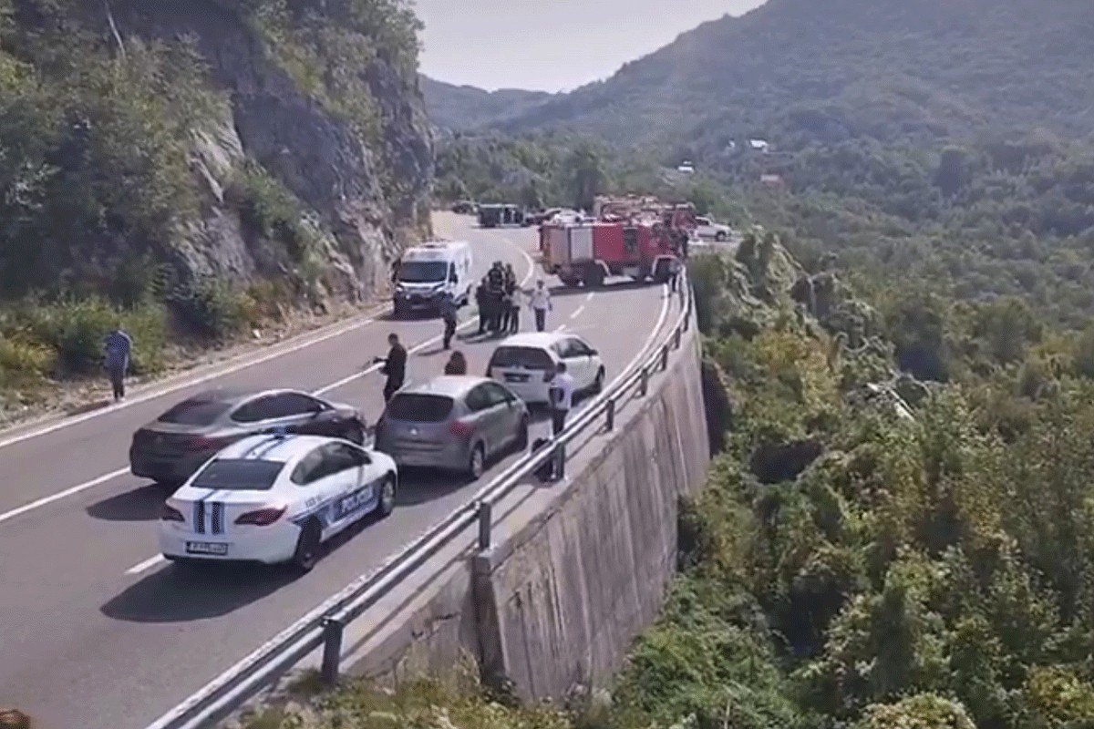 Priveden vozač autobusa: Osjetio bol u glavi pa sletio u provaliju