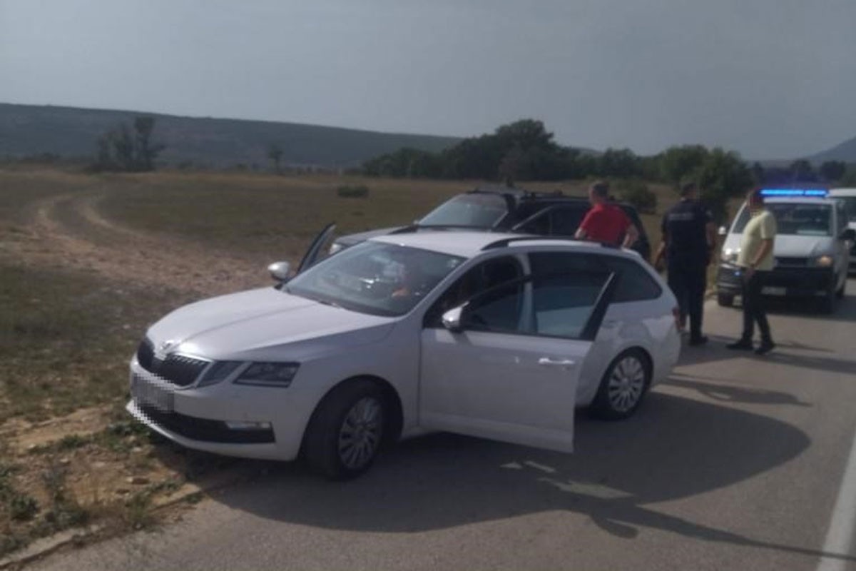 Krijumčarili državljane Turske u BMW-u i škodi