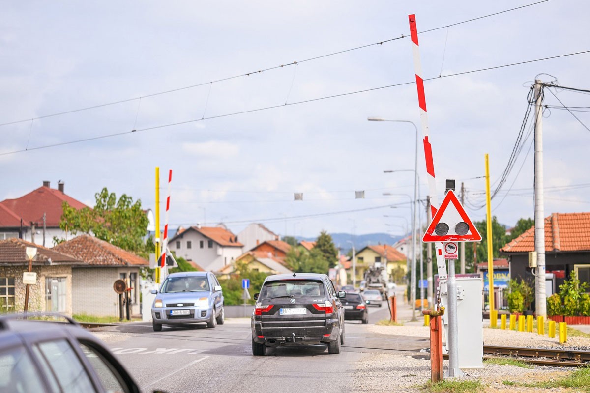 Modernizovan pružni prelaz u Zalužanima