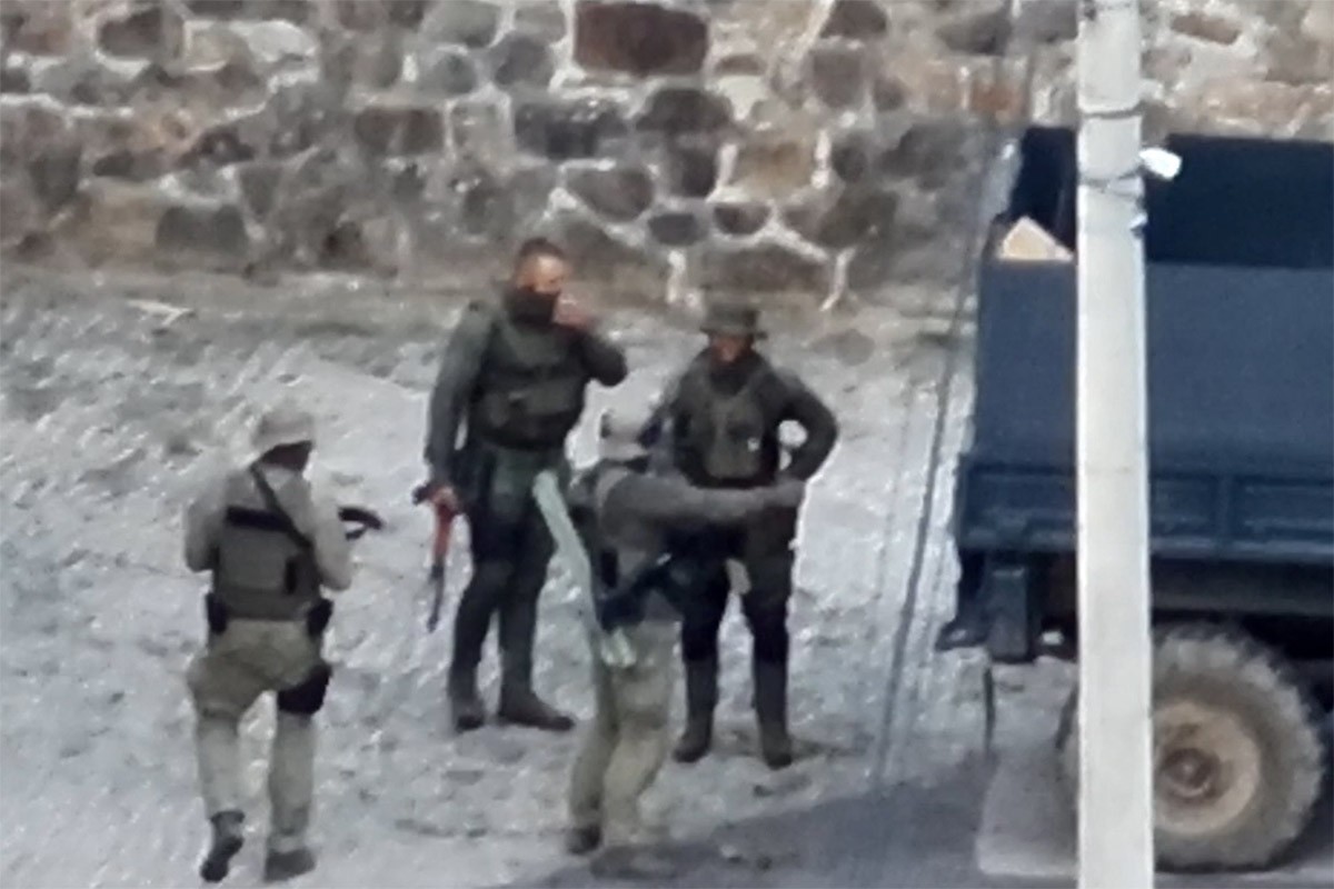 Objavljene fotografije maskiranih naoružanih osoba u dvorištu manastira