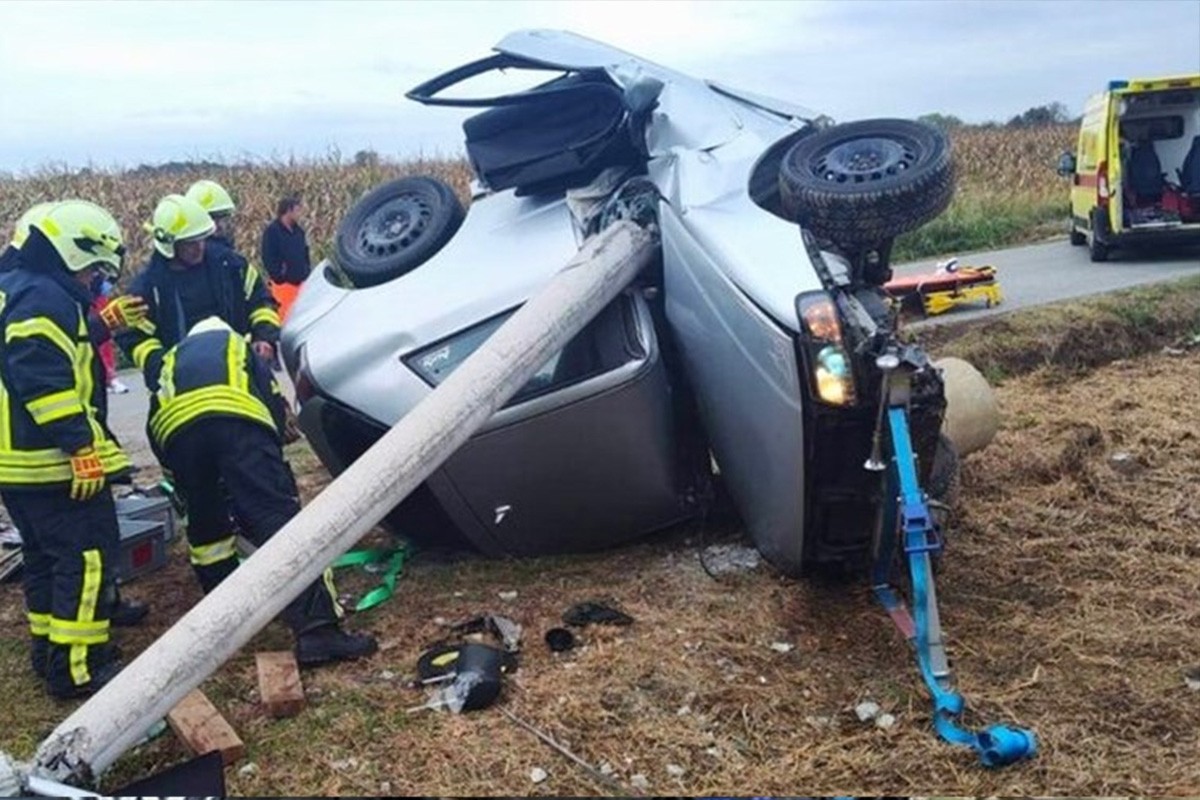 Automobil se omotao oko betonskog stuba, vozač čudom preživio (FOTO)