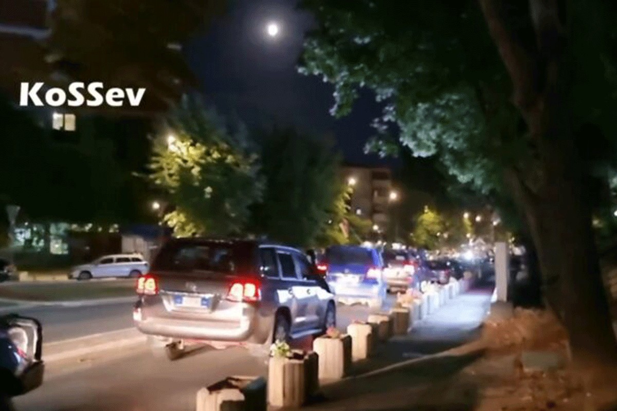 Džipovi EULEX-a u Kosovskoj Mitrovici (VIDEO)