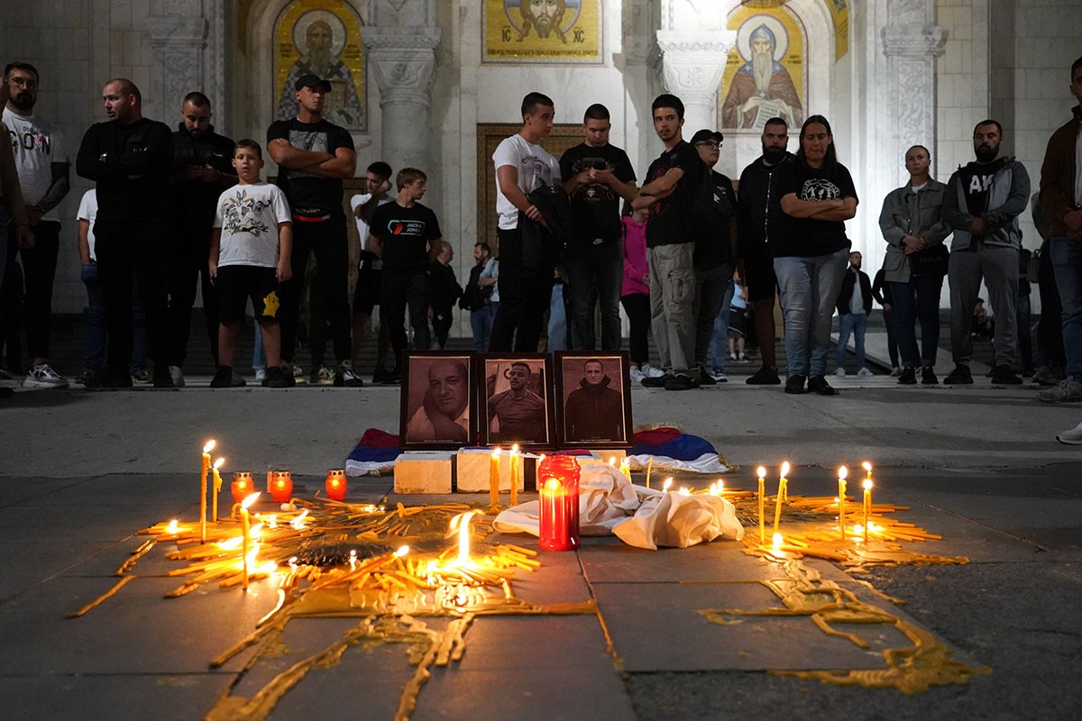 Građani pale svijeće u pomen stradalima na KiM ispred Hrama Svetog Save