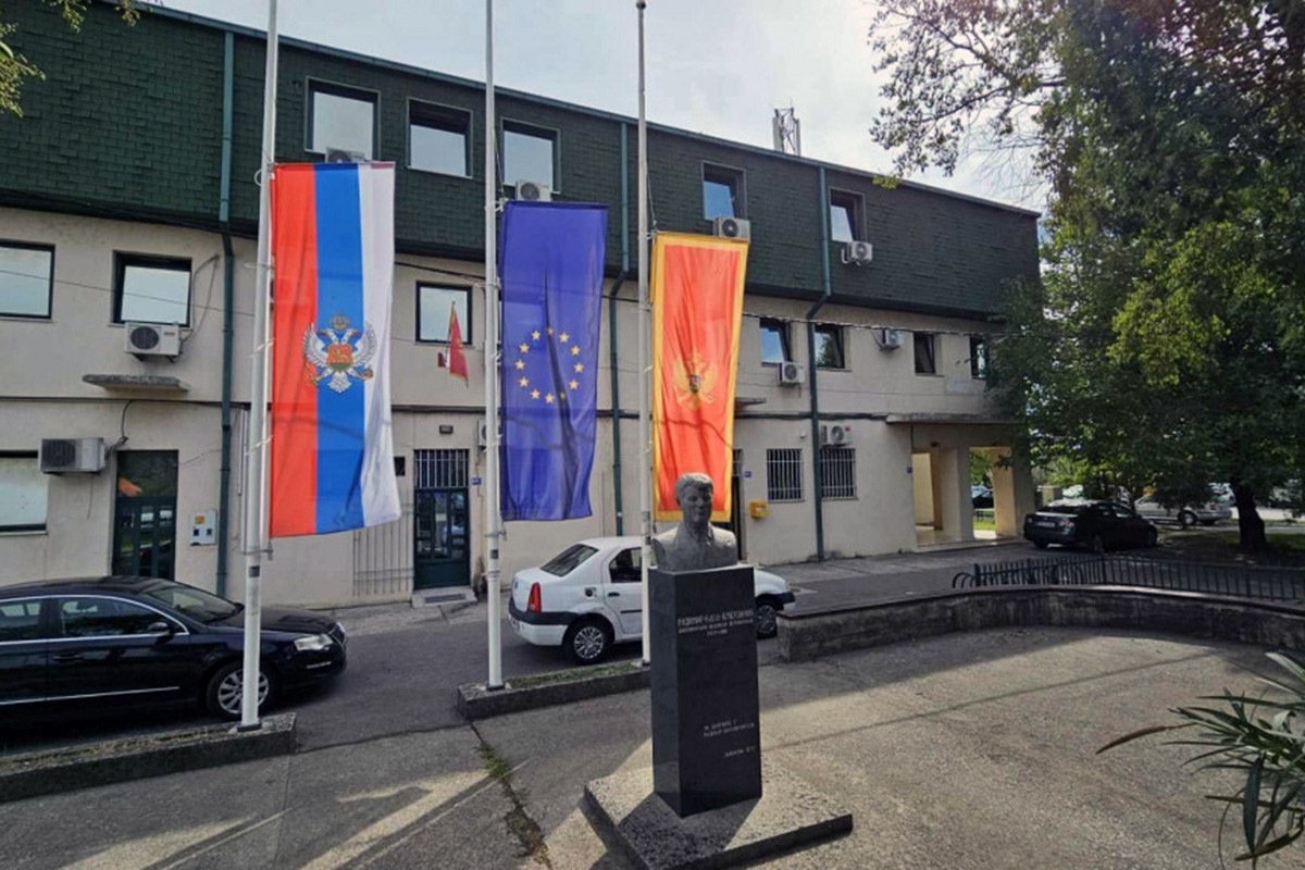 Zastave na pola koplja zbog pogibije Srba na KiM i u jednoj crnogorskoj opštini