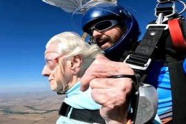 Sa 104 godine skočila iz padobrana