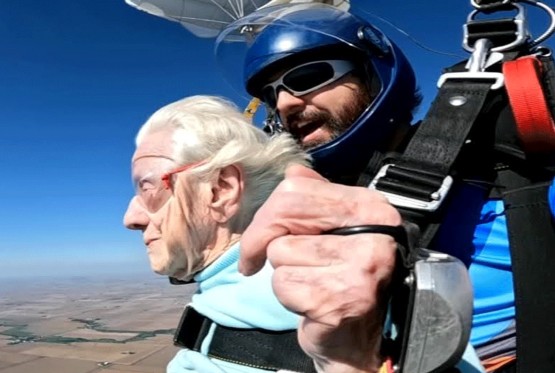 Sa 104 godine skočila iz padobrana