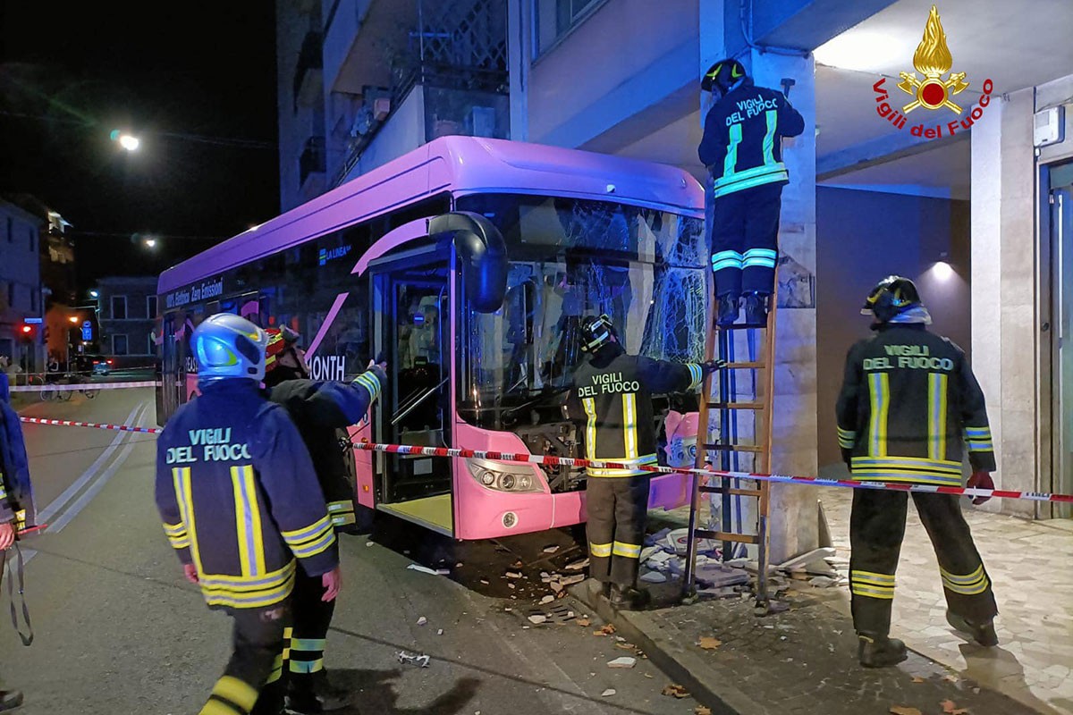 Novi udes u Veneciji: Autobus iste firme udario u zgradu (FOTO)