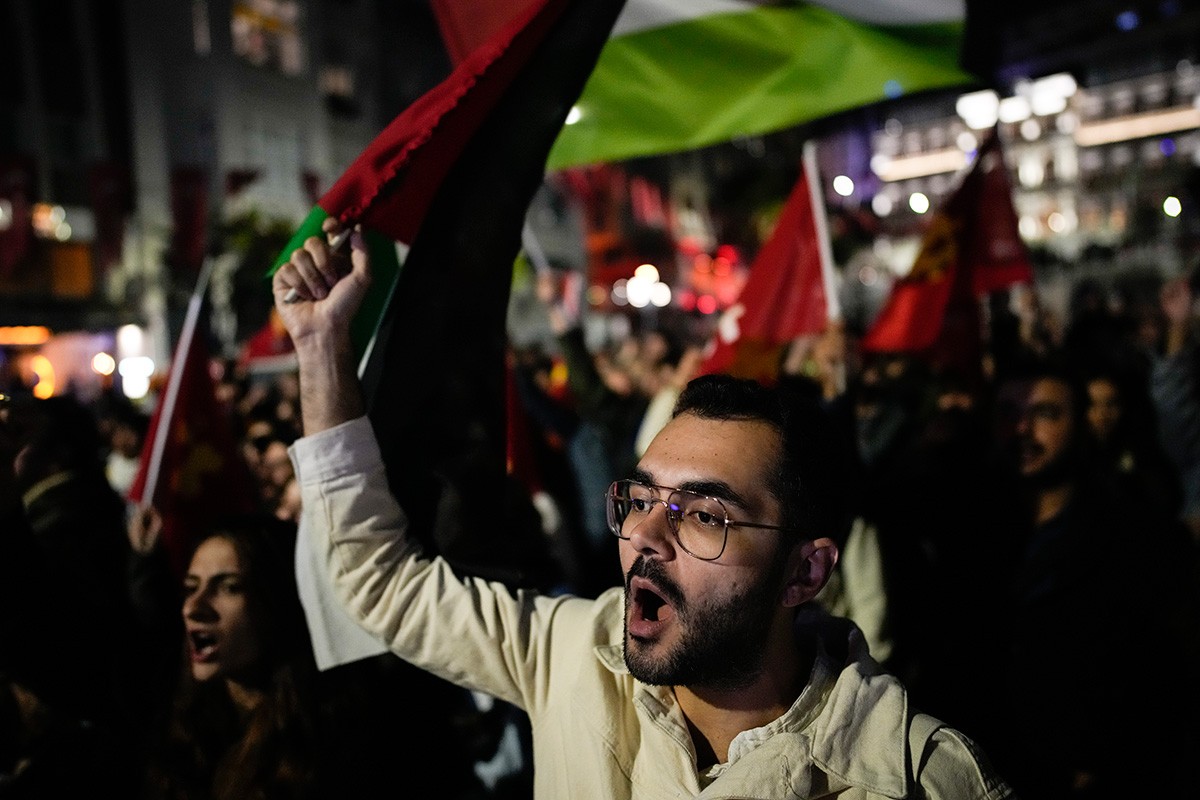 Demonstranti ispred izraelske ambasade u Jordanu nakon eksplozije u bolnici u Gazi