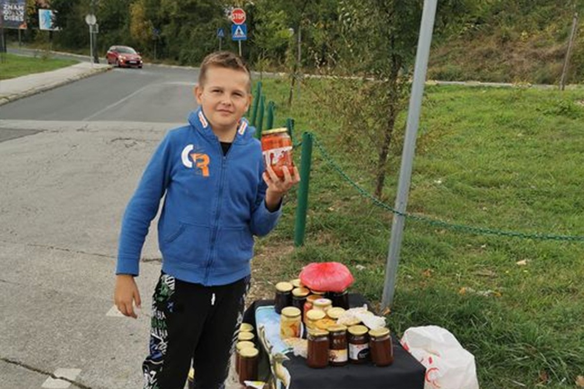 Dječak prodaje domaće proizvode kako bi pomogao bolesnim roditeljima