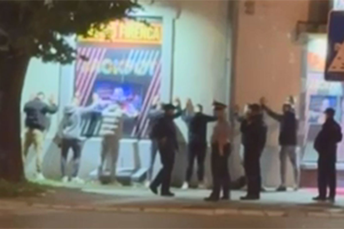 Zašto je banjalučka policija "pribila" grupu mladića uza zid lokala (VIDEO)