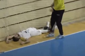Uznemirujuća scena: Ostao nepomično da leži na parketu (VIDEO)
