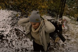 Nosi drva na leđima da prehrani porodicu (VIDEO)