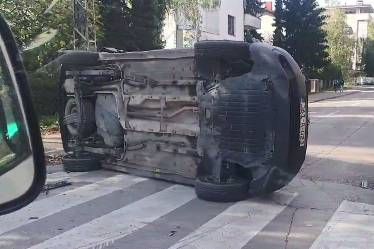Saobraćajka u Banjaluci, vozilo prevrnuto na bok (VIDEO)