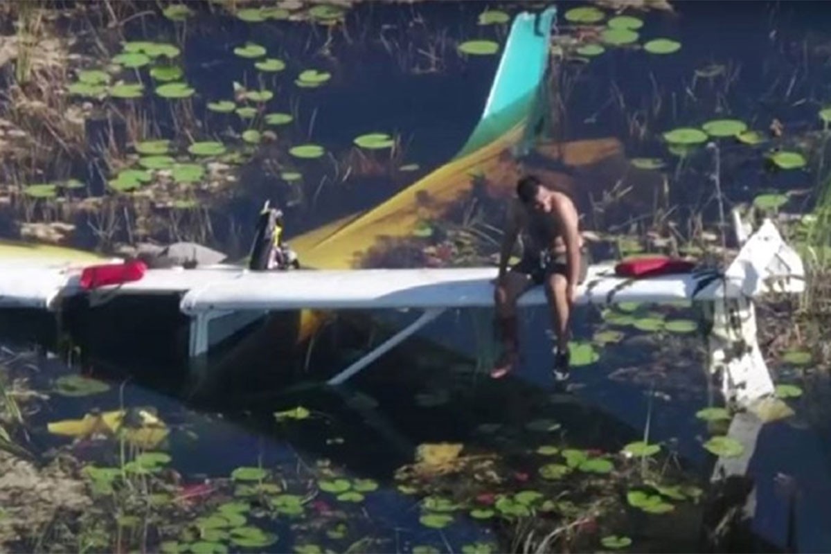 Avion se srušio u močvaru s krokodilima, pilota spasavali helikopterom (VIDEO)