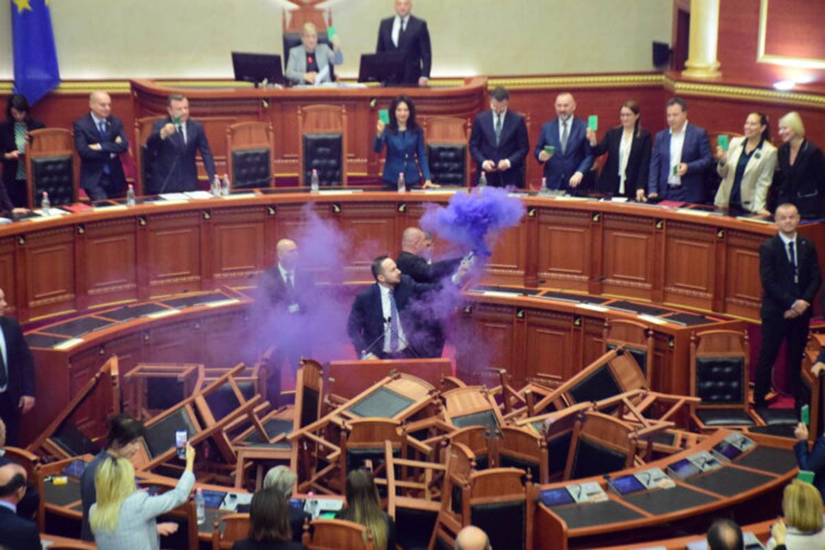 U albanskom parlamentu poslanici bacali stolice