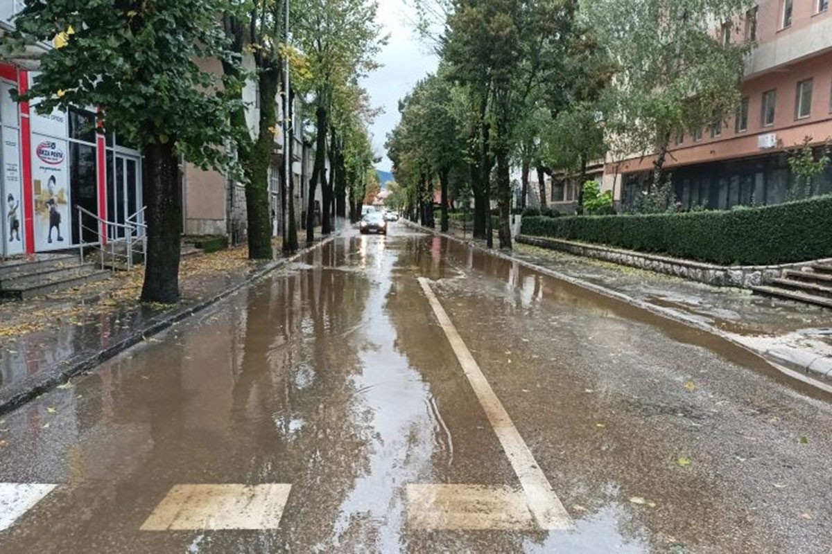 Nevrijeme pogodilo Gacko, oštećen krov OŠ "Sveti Sava" (VIDEO)