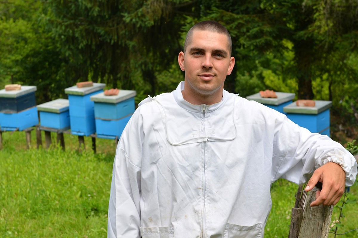 Borisav Petrović policijsku uniformu nakon posla mijenja pčelarskom