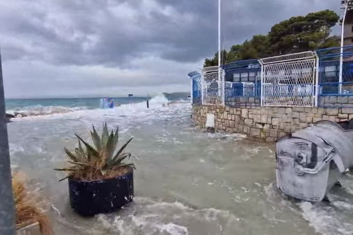 Lovci na oluje uhvatili plimni talas u Splitu (VIDEO)