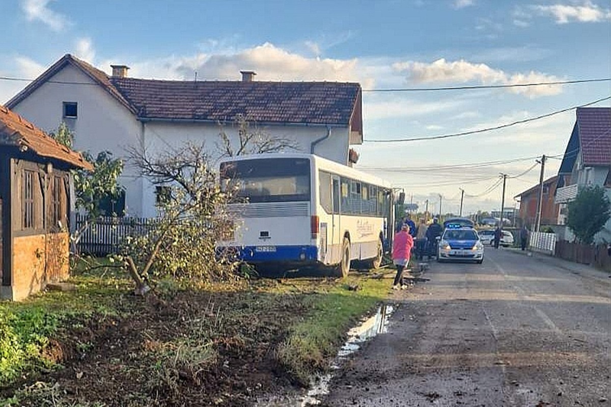 Nezgoda kod Bijeljine: Autobus udario u kuću (FOTO)