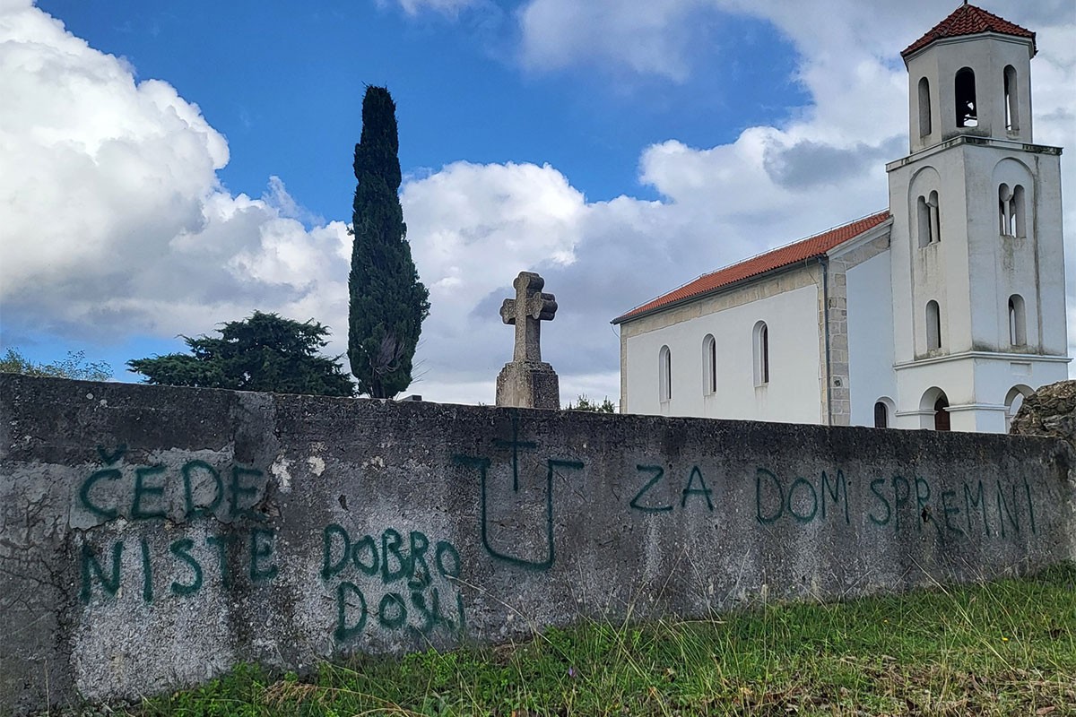 Groblje u Dalmaciji išarano ustaškim "U" i svastikama: "Četnici, odlazite"