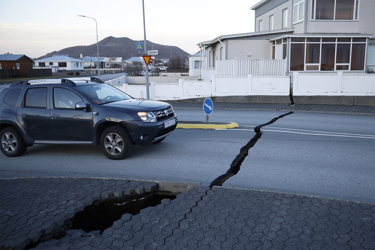 Pukotine na ulicama Islanda kao posljednje upozorenje: Raste strah od erupcije vulkana (FOTO)