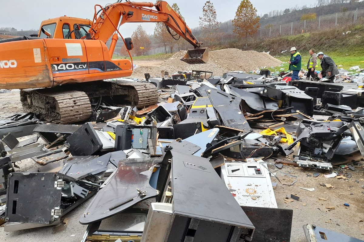 Uništeni automati i terminali za igre na sreću (FOTO)