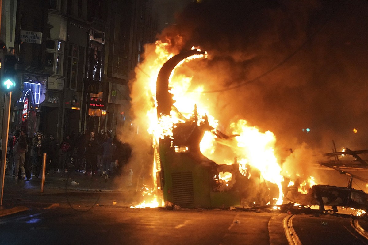 Nasilni protesti u Dablinu, napadnuta policija, zapaljena vozila (FOTO)