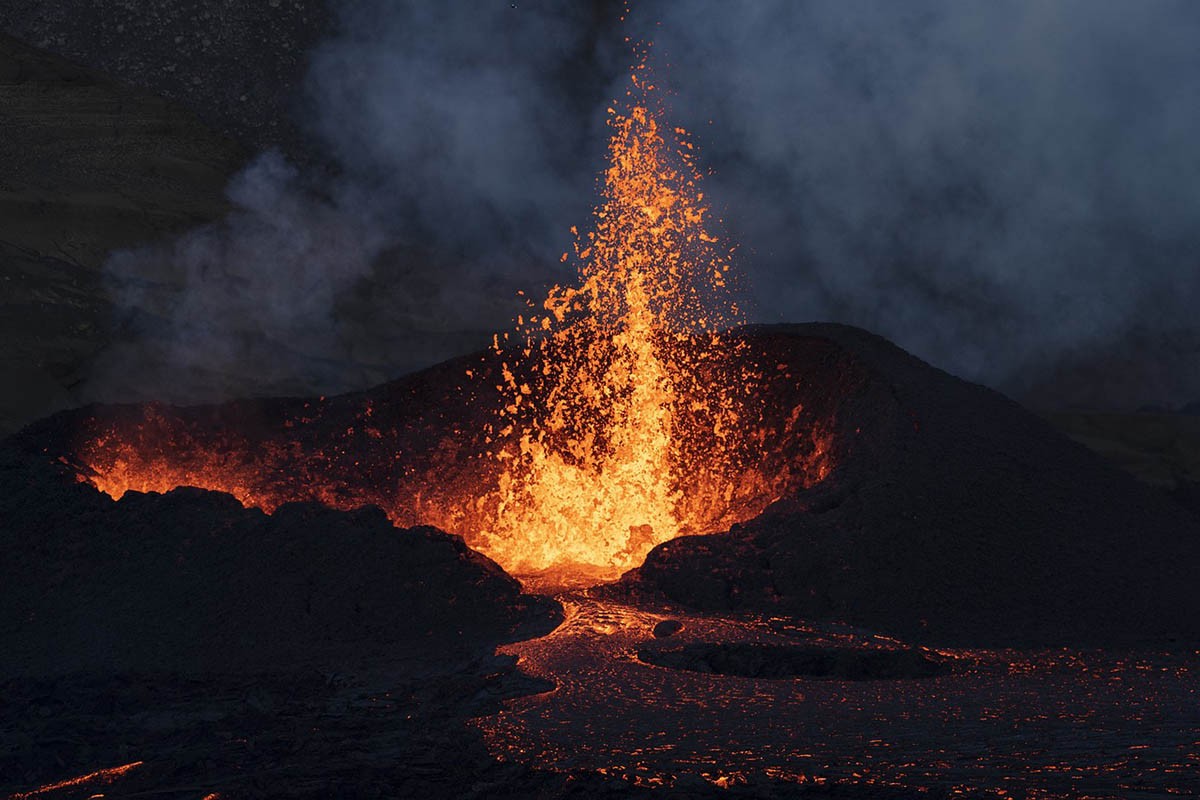 Etna u Italiji ponovno izbacuje pepeo i lavu