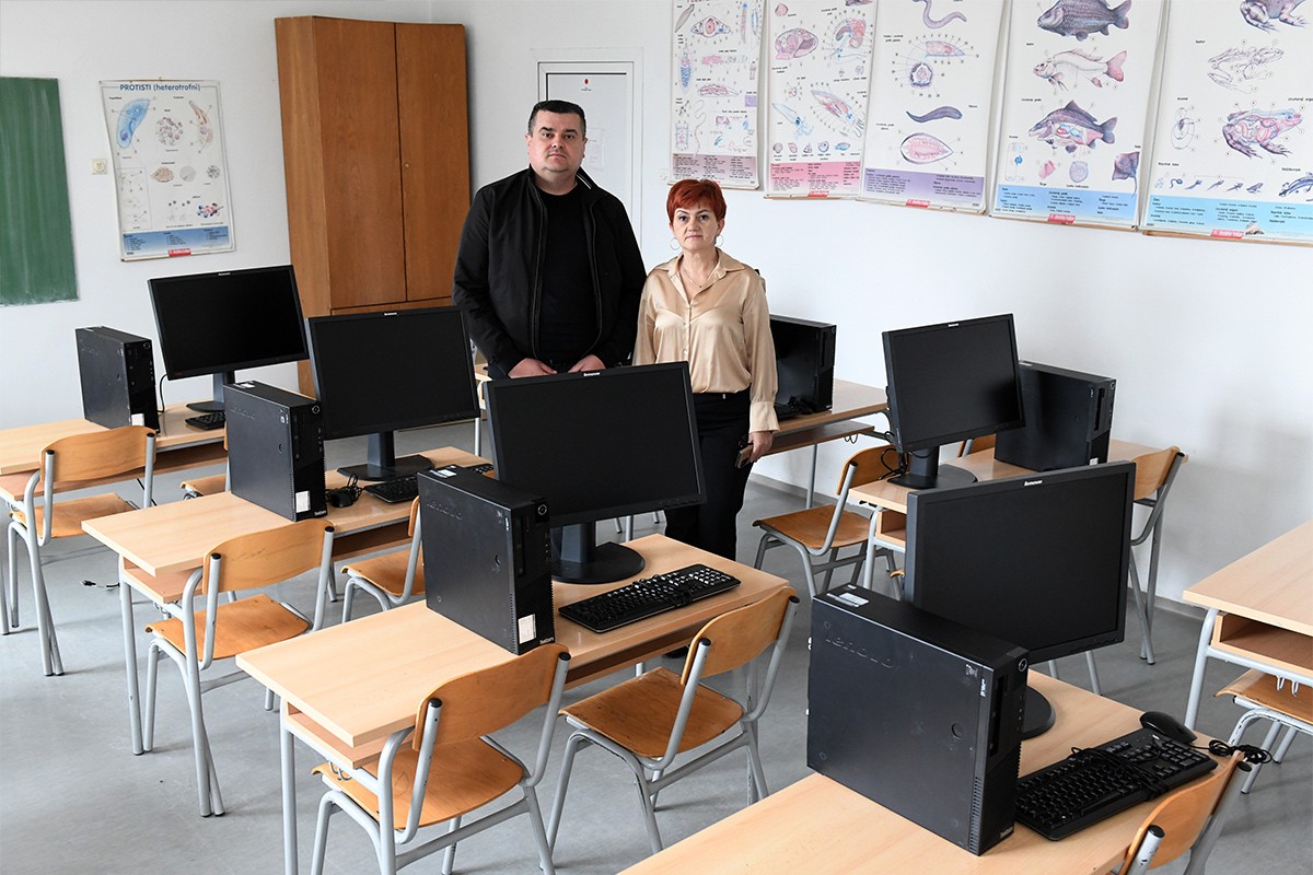 Nove knjige i računari iz Mozzarta za osnovce u dvije škole u Srpskoj