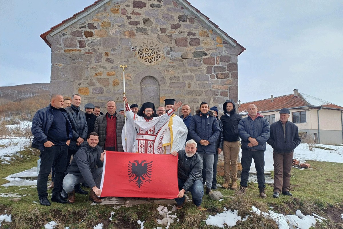 Lažni albanski sveštenik zauzeo pravoslavnu crkvu na Kosovu (VIDEO)