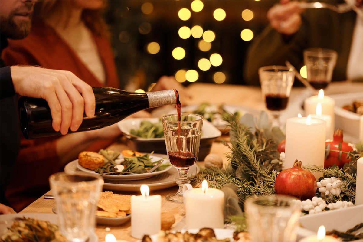 Članovima porodice naplaćuje božićnu večeru: "Jeftinija sam od restorana"