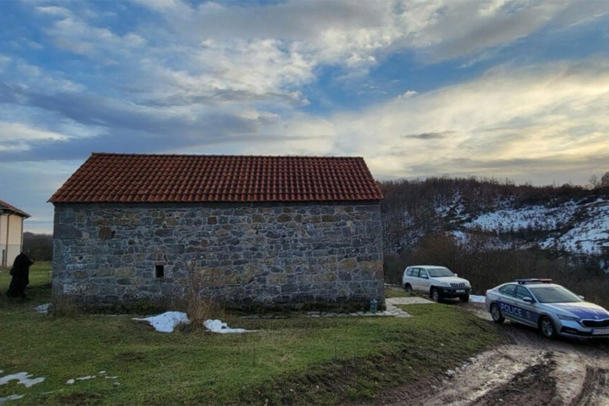 Sveštenik Arsić obišao oskrnavljeni hram na Kosovu, naišao na zaključanu crkvu