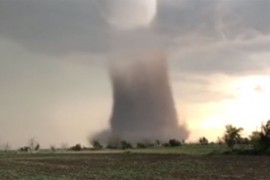 Tornado uništio kuće i automobile