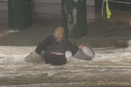 Žena heroj spasila dvije bačve piva tokom poplave (VIDEO)