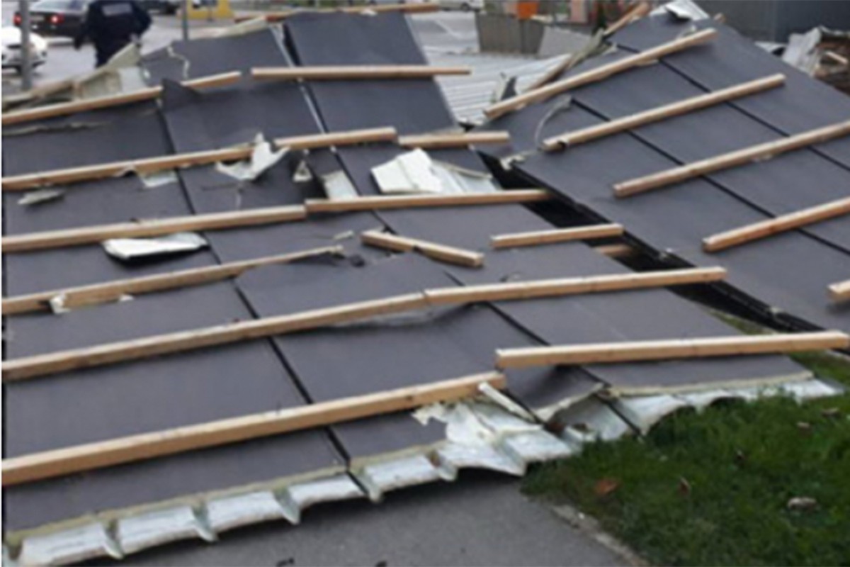 Јak vjetar skinuo dio krova sa objekta stare toplane