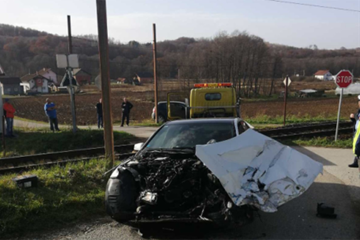 Voz koji je saobraćao na relaciji Banjaluka – Doboj  udario u automobil na prelazu