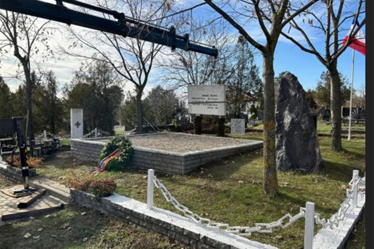 Vraćena spomen ploča srpskim vojnicima na groblju u Prištini