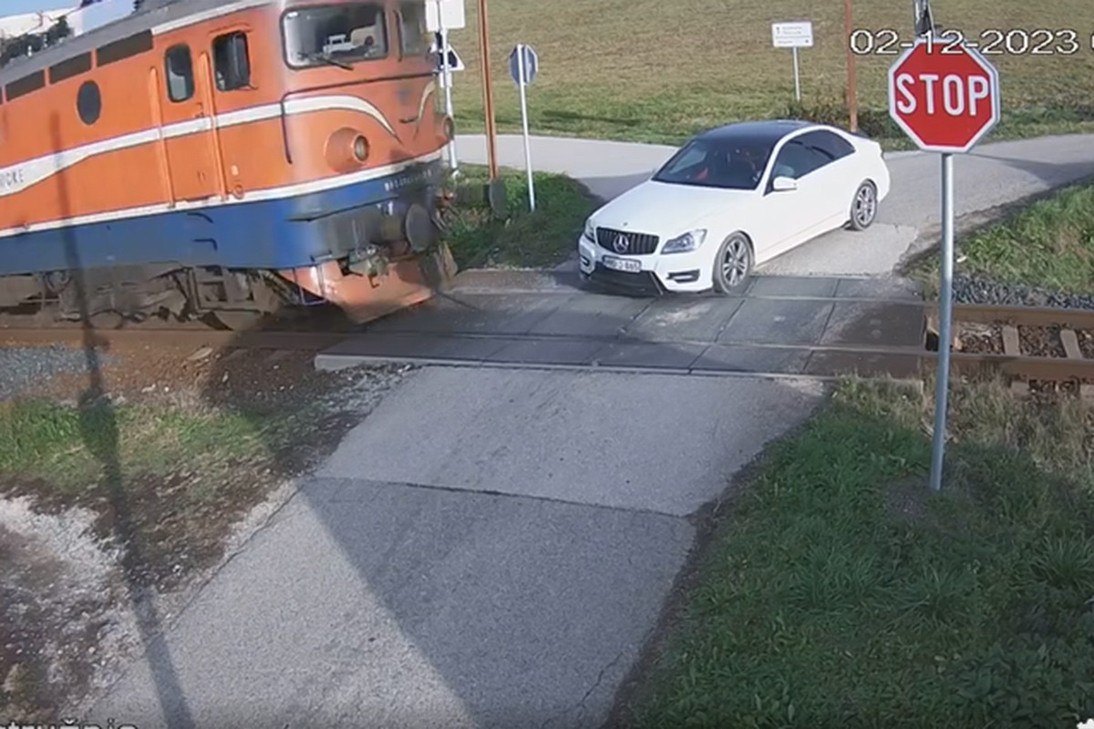 Mercedesom izašao na prugu, za dlaku izbjegnuta nesreća (VIDEO)