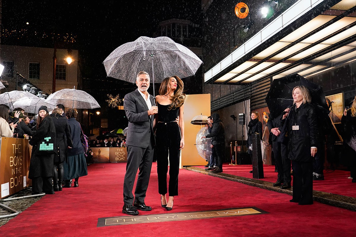 Džordž Kluni i supruga zablistali na crvenom tepihu pod kišobranom