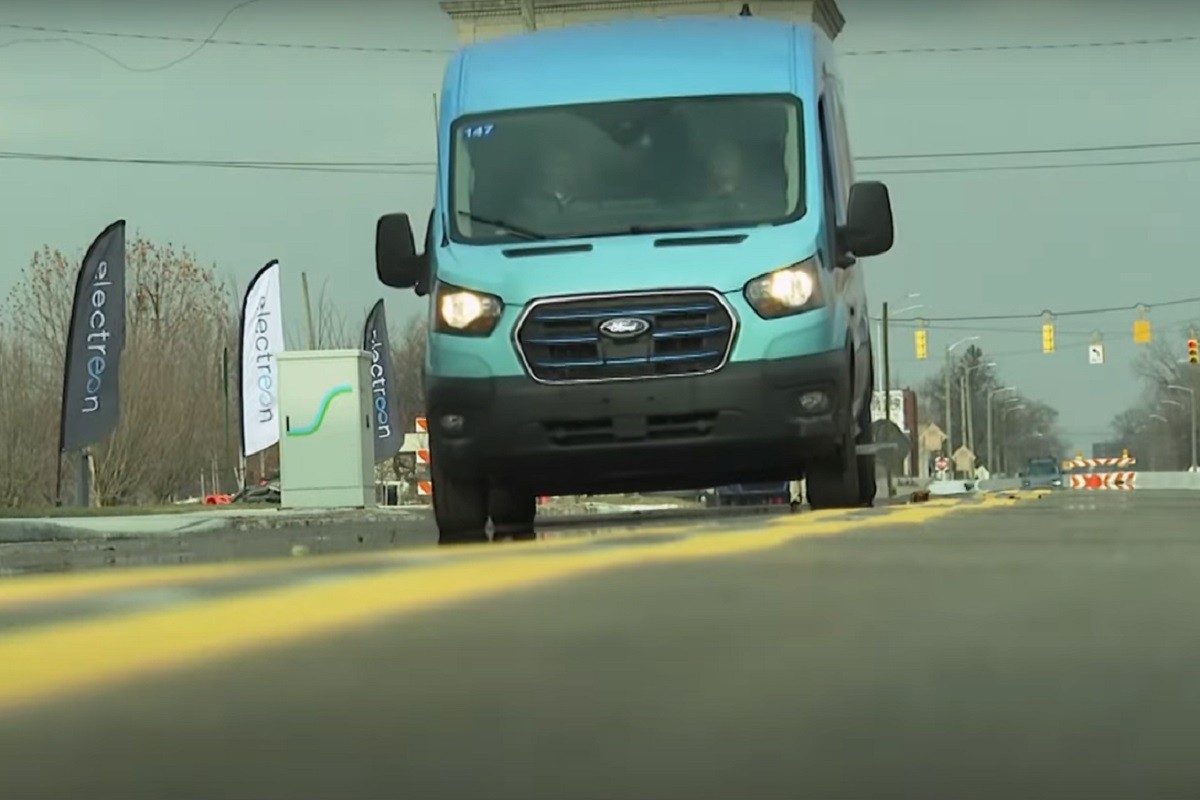 Prva induktivna cesta punila električna vozila u vožnji (VIDEO)