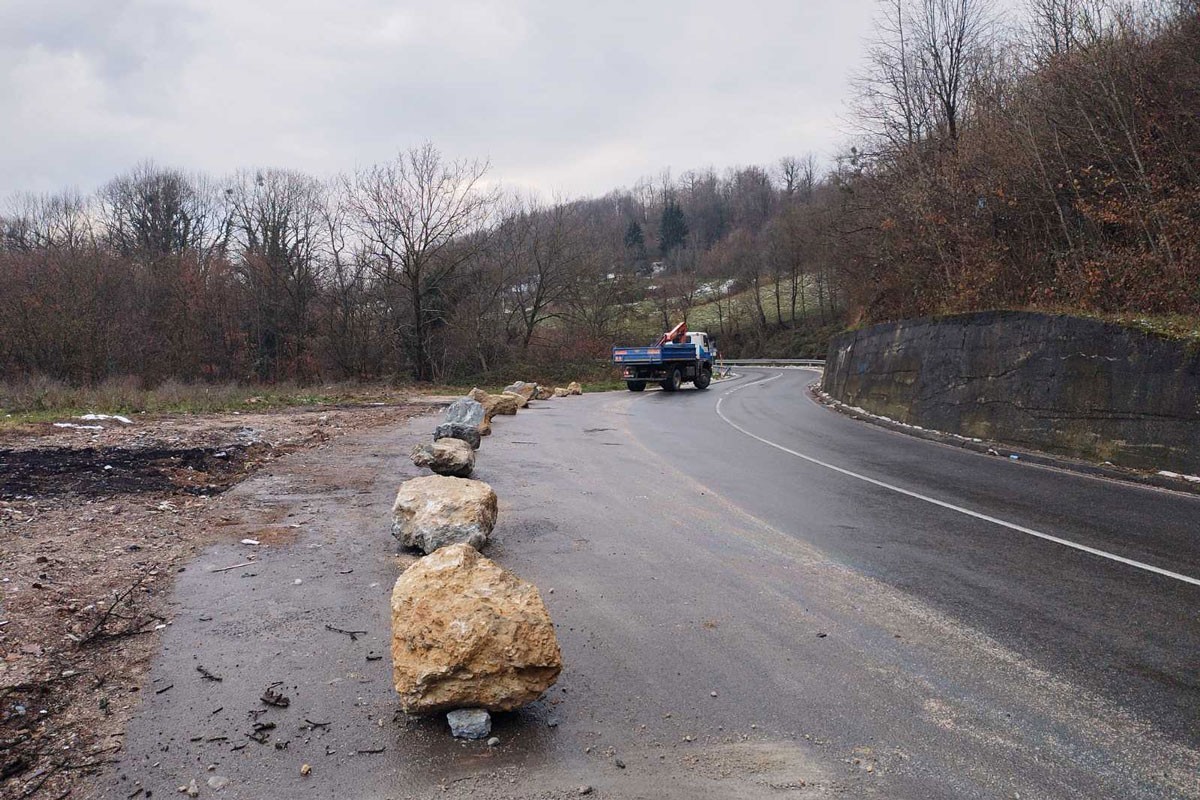 Sanirana deponija na putu za Manjaču, postavljene kamene prepreke