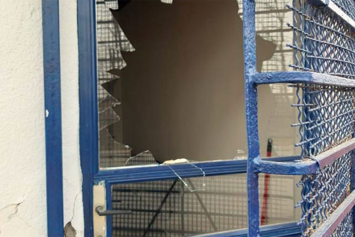 Razbijena stakla i iščupana vrata ambulante na Kosovu